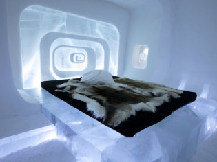 Insolite : Ice Hotel, une suite "groovy" sculptée dans la glace