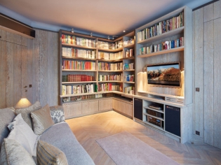 Aménagement intérieur : une bibliothèque d'ébéniste pour sublimer un salon