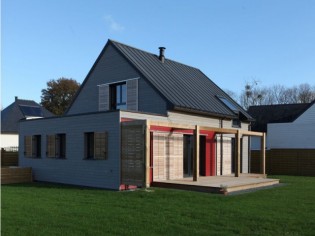 Une maison de villégiature bardée de rouge et gris