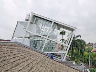 Une maison transparente et penchée au coeur de Jakarta