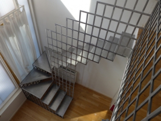 Avant/après : un escalier en acier pour redynamiser un salon