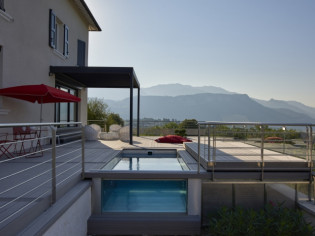 Une piscine spa transparente édifiée à flanc de montagne