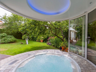 Un spa installé dans une extension panoramique 