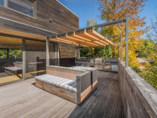 Une terrasse en cèdre magnifie une maison en bois canadienne