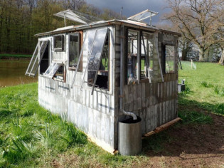 Quand le zinc prend aussi racine dans le jardin