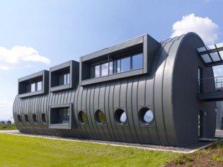 Un bâtiment en zinc-titane inspiré des oléoducs