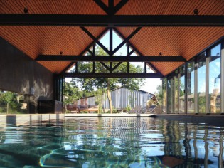 Un abri de piscine inspiré des hangars agricoles 