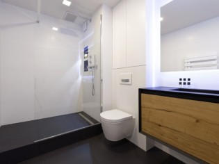 Une salle de bains élégante tout en subtilités 
