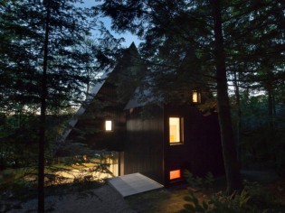 Maison d'architecte : une pointe noire dressée au coeur de la forêt canadienne