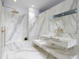 Le marbre fait son come-back dans les salles de bains