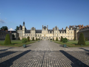 Elle offre 15.000 &euro; pour restaurer l'escalier du Château de Fontainebleau