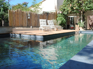 Une piscine biologique comme une rivière dans son jardin 