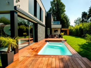 Mini-piscine et terrasse mobile pour un jardin en ville