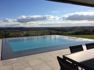 Une piscine miroir immergée dans la campagne iséroise