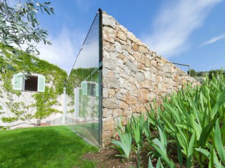 Une extension mi-pierre, mi-verre parfaitement intégrée au paysage
