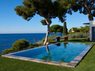 Une piscine se fait miroir de la mer 