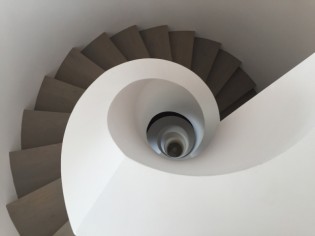 Escalier en béton : un modèle ruban tout en fluidité 