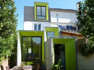 Une maison vert pomme à l'extérieur comme à l'intérieur 
