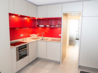 Eclat rouge rubis pour un petit appartement