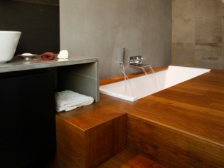 Douche à l'italienne et baignoire cascade pour une salle de bains façon spa