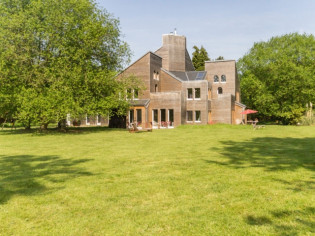 Cette maison en bois dissimule un intérieur surprenant