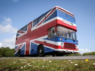 Le célèbre Spice Bus des Spice Girls disponible à la location sur Airbnb !