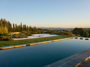 Cette piscine avec vue imprenable dissimule un fond mobile