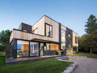 Cette splendide maison habillée de verre cache un secret