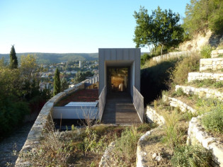 Cette maison joue à cache-cache sur les hauteurs de Forcalquier