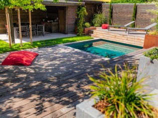 Terrasse en bois et mini piscine pour réchauffer un jardin citadin 