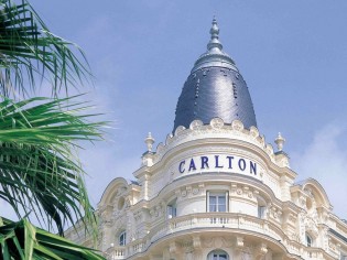 Le mobilier du célèbre hôtel Carlton à Cannes vendu aux enchères 
