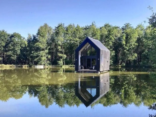 Insolite : une petite maison qui flotte sur l'eau