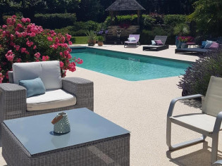 Une terrasse savamment rénovée sublime une maison en pierre