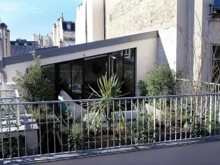 Un ancien atelier transformé en loft avec terrasse sur les toits