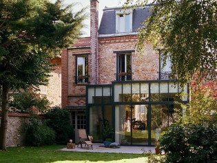 Une véranda contemporaine pour cette maison ancienne 