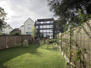 Une maison à deux visages qui se révèle côté jardin