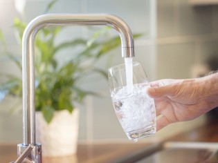 Adoucisseurs d'eau : quelles solutions pour une eau moins calcaire ?