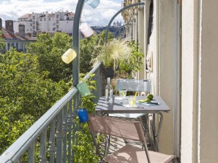12 solutions gain de place pour aménager un petit balcon