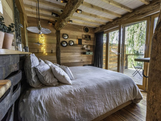 Une cabane dans les arbres pensée comme un refuge cosy