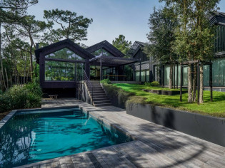 Une audacieuse maison en bois noir, qui cultive son esprit vert 