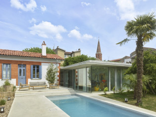 Une extension en verre pour agrandir cette maison ancienne 