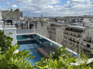 Un étage en plus pour cette terrasse avec piscine qui surplombe Paris