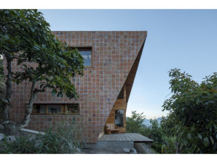 En Équateur, une maison de briques et de bois, au coeur de la nature