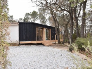 L'extension d'une maison pensée comme une cabane en bois 