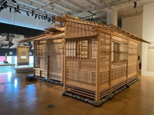 Une exposition sur l'architecture en bois japonaise