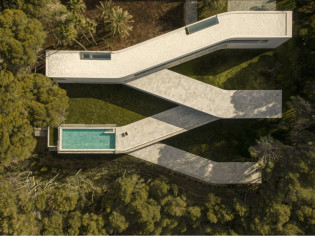 Une maison géométrique domine le paysage espagnol 
