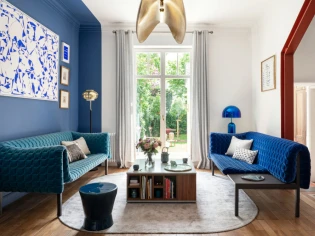 Dans la ville de Luxembourg, une maison des années 20 parée de bleu