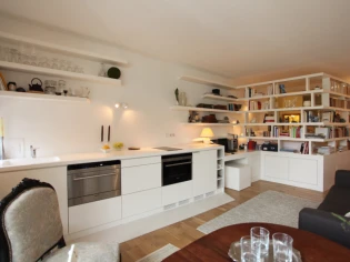 Une bibliothèque sur-mesure pour structurer un appartement de 30 m² à Paris