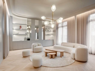 Quand la lumière met en scène un élégant duplex parisien 