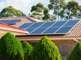 Installer des panneaux photovoltaïques en 2025 : Coûts, aides et rentabilité